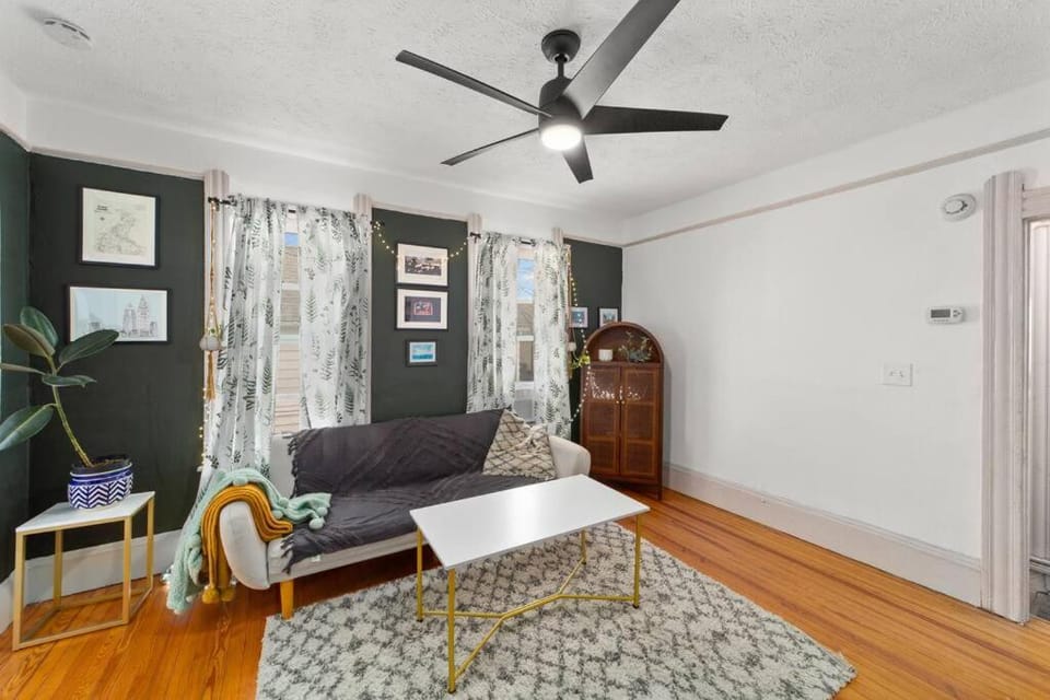 Pet Friendly 2BR in Little Italy # 3 Apartment in Cleveland Heights