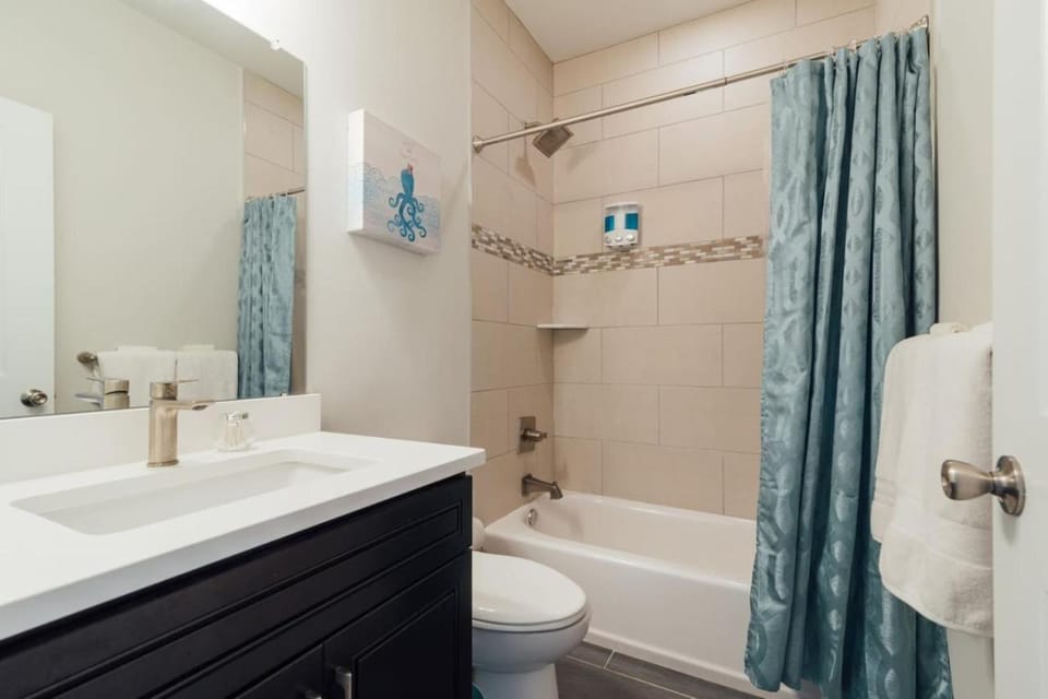 Shower, Toilet, Bathroom, Bath, towels