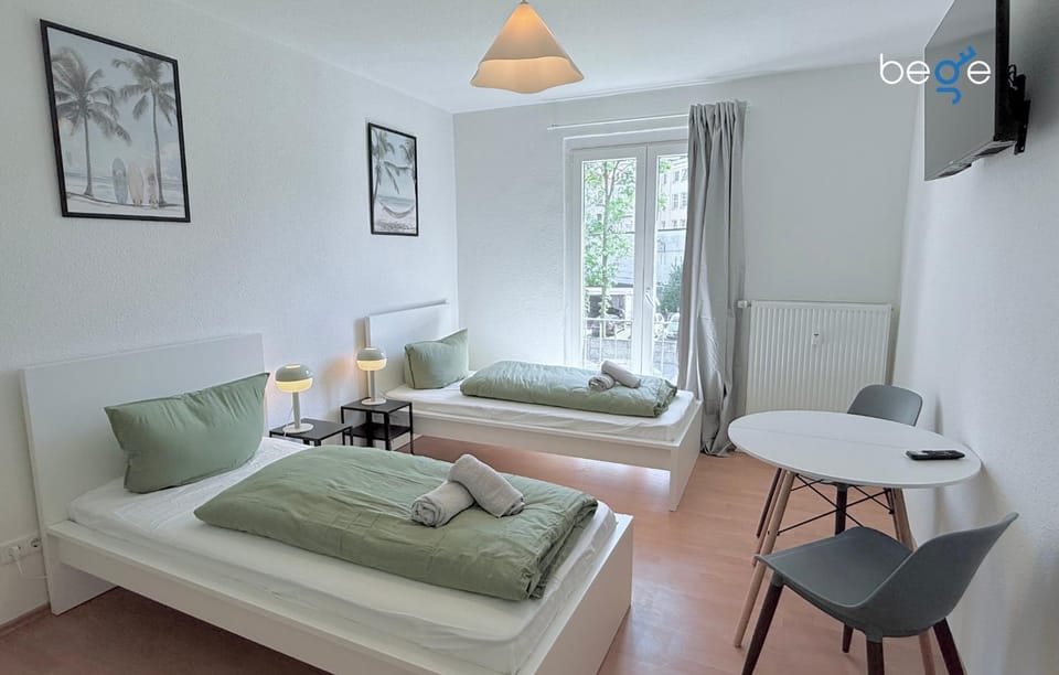 Bed, TV and multimedia, Photo of the whole room, Seating area, Bedroom, towels