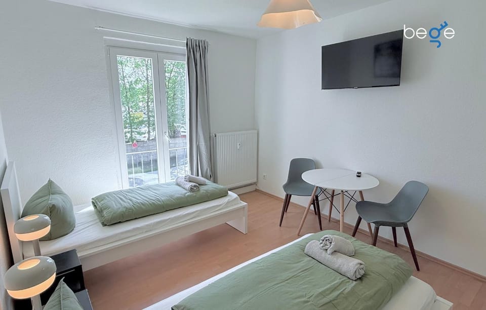 Bed, TV and multimedia, Photo of the whole room, Bedroom, towels