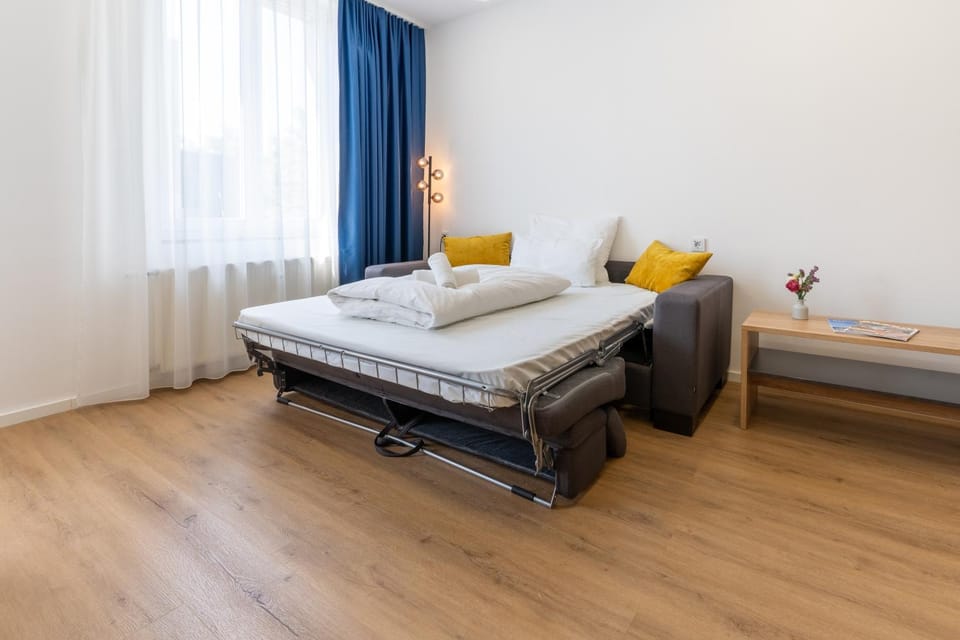 Bed, Bedroom, towels