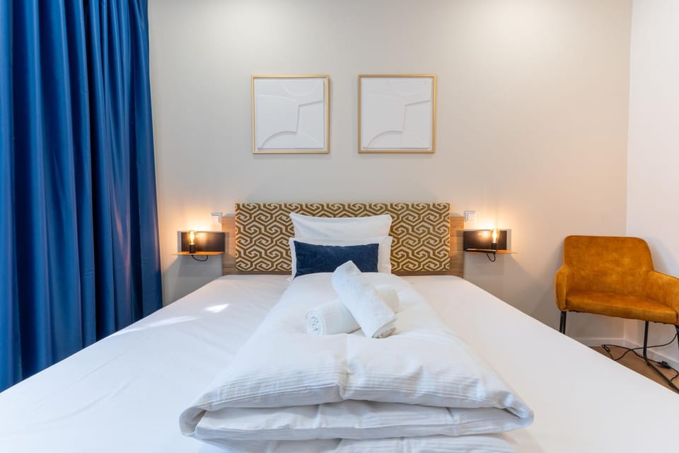 Bed, Photo of the whole room, Bedroom, towels