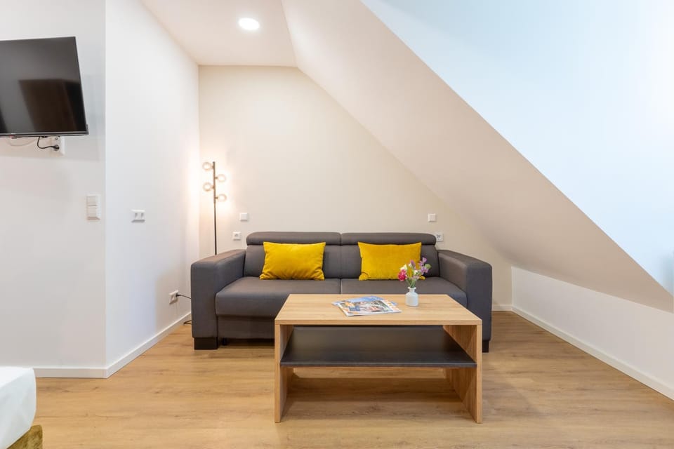 TV and multimedia, Seating area, Bedroom