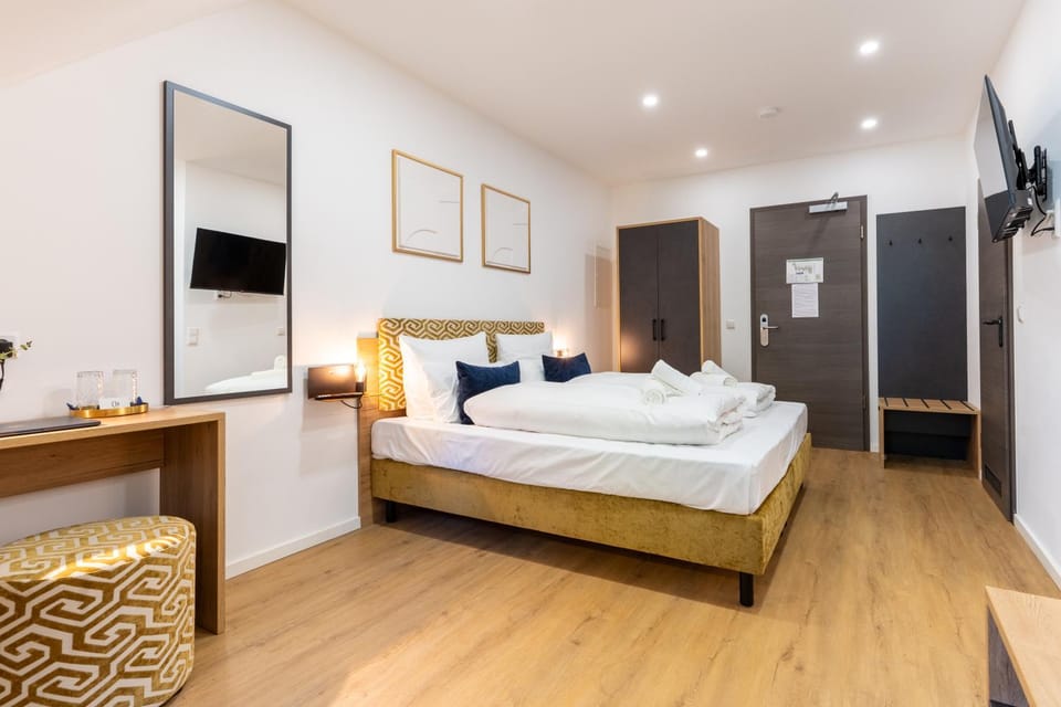 Bed, TV and multimedia, Photo of the whole room, Bedroom, towels