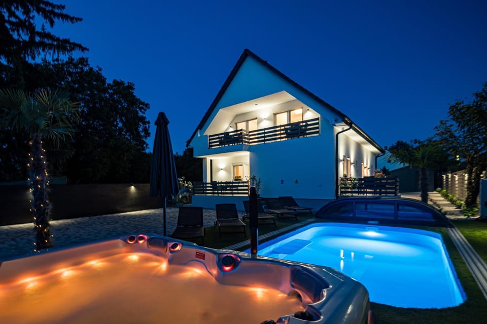 Property building, Night, Hot Tub, Pool view, Swimming pool, Swimming pool, sunbed