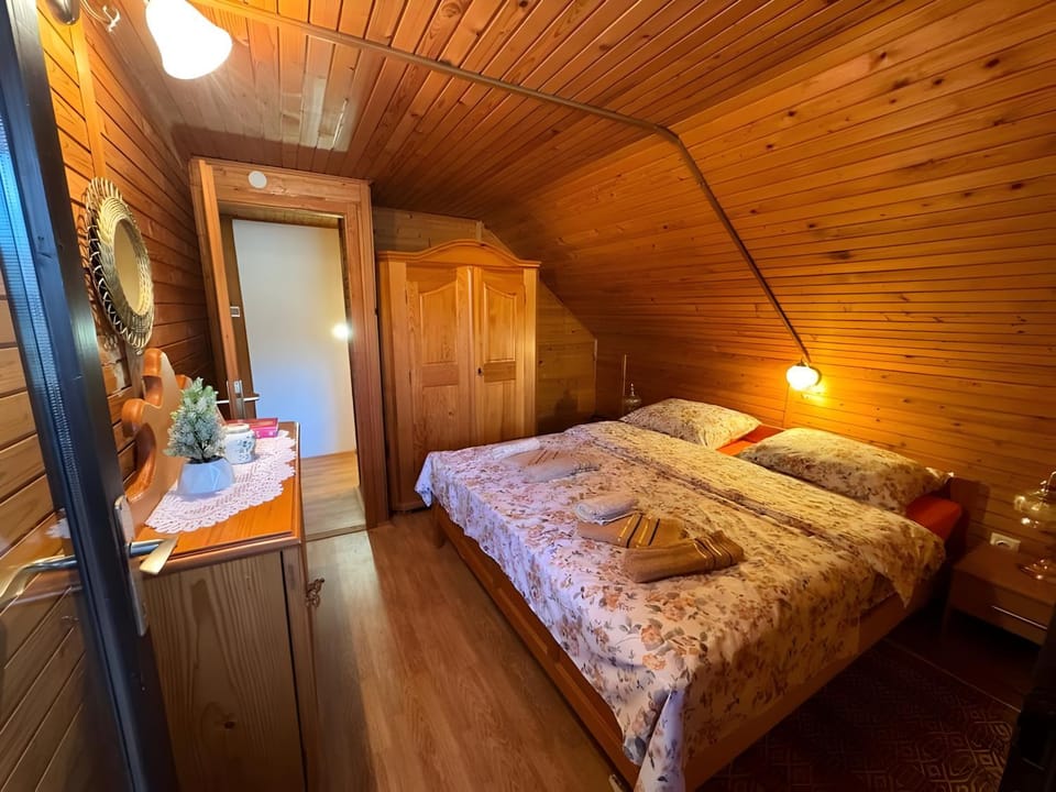 Bed, Photo of the whole room, Bedroom, internet, towels, wardrobe
