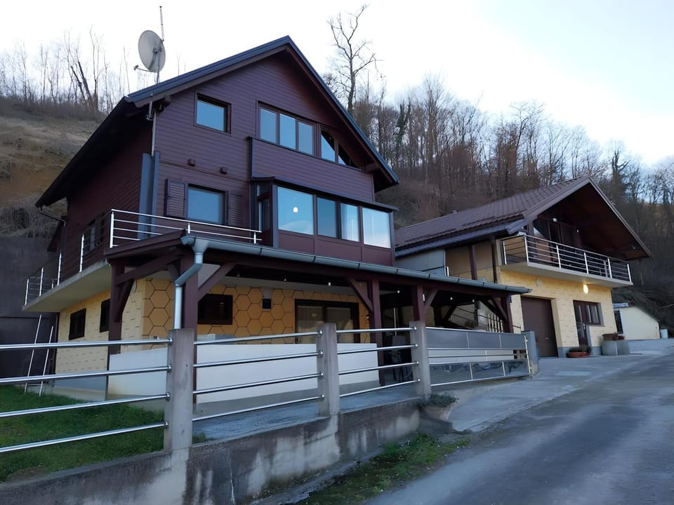 Property building, Facade/entrance, Day, Natural landscape, Parking