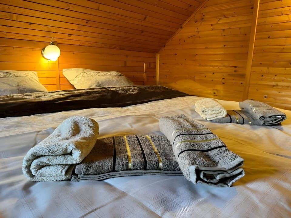 Bed, Bedroom, towels