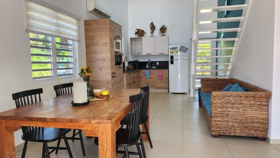 Kitchen or kitchenette, Seating area, Dining area, minibar, oven, stove