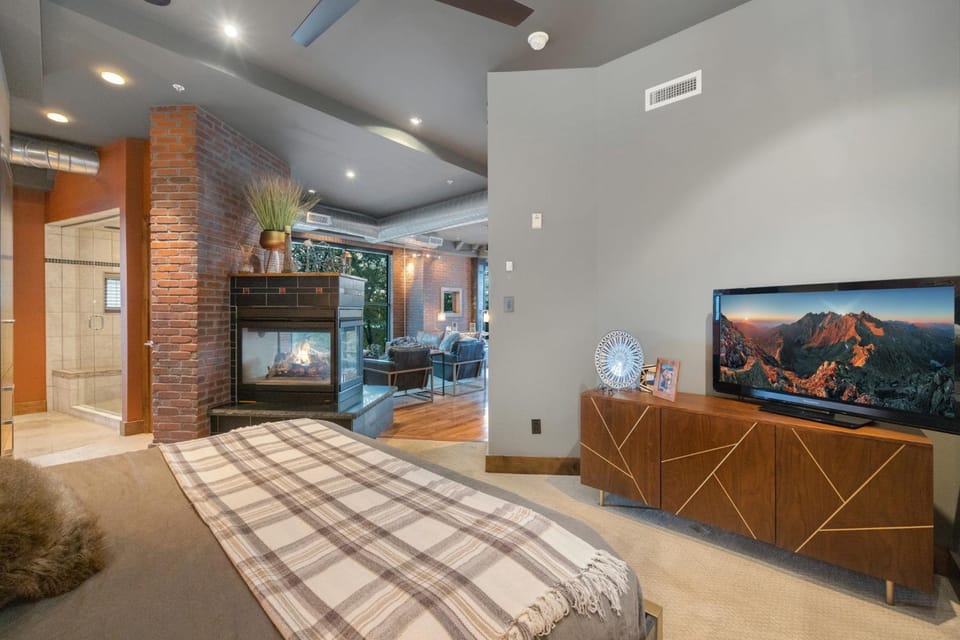 Penthouse with Mountain Views in the Heart of Old Town Apartment in Fort Collins