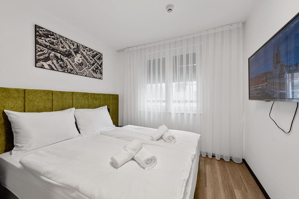 Bed, Photo of the whole room, towels