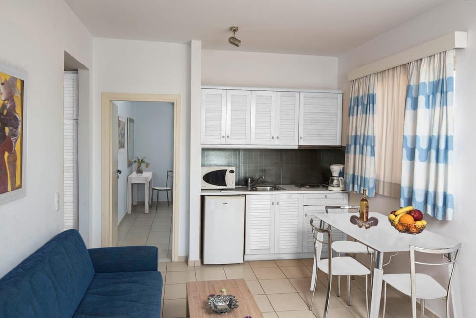 Coffee/tea facilities, Kitchen or kitchenette, Living room, Seating area, Dining area, oven, stove