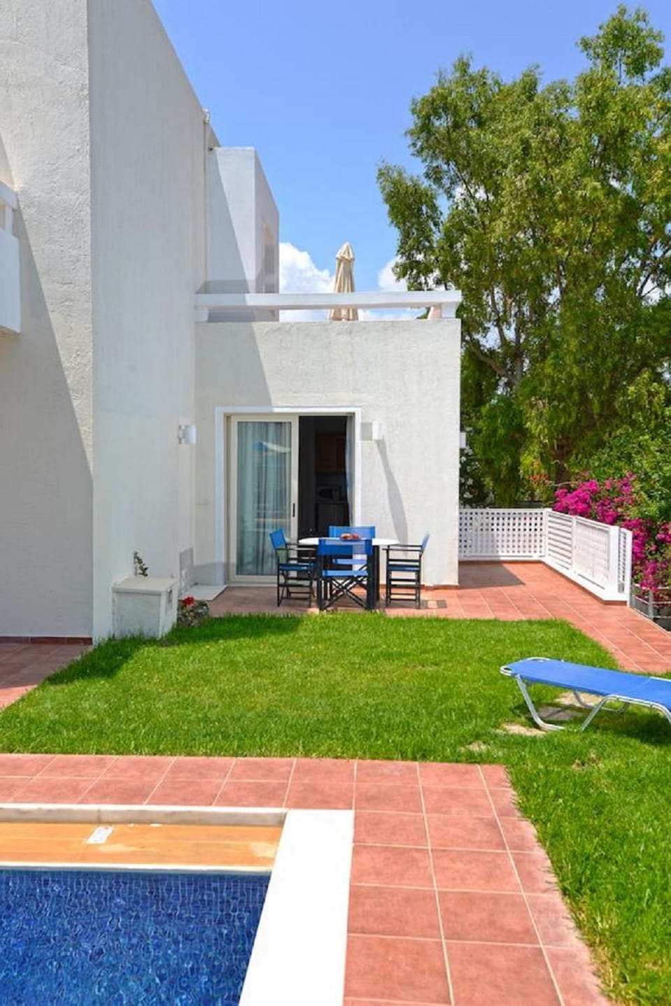 Property building, Patio, Day, Garden, Garden view, Pool view, Swimming pool, sunbed