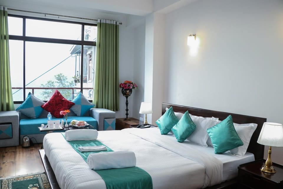 Bed, Living room, Photo of the whole room, Seating area, Bedroom