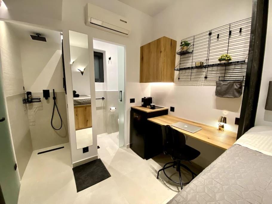 Shower, Bathroom, air conditioner