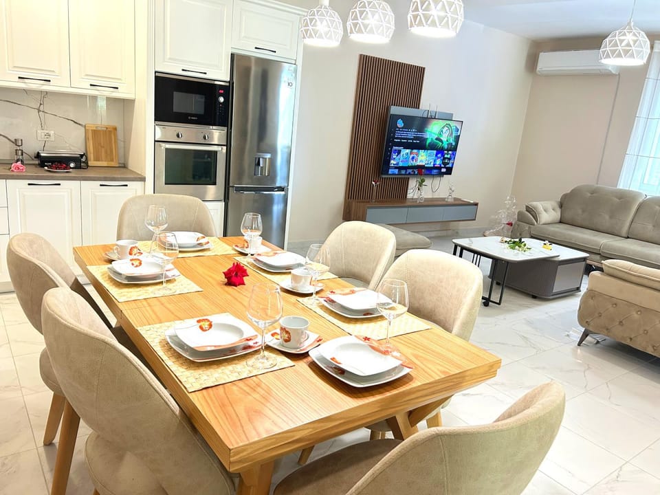 Dining area, kitchen