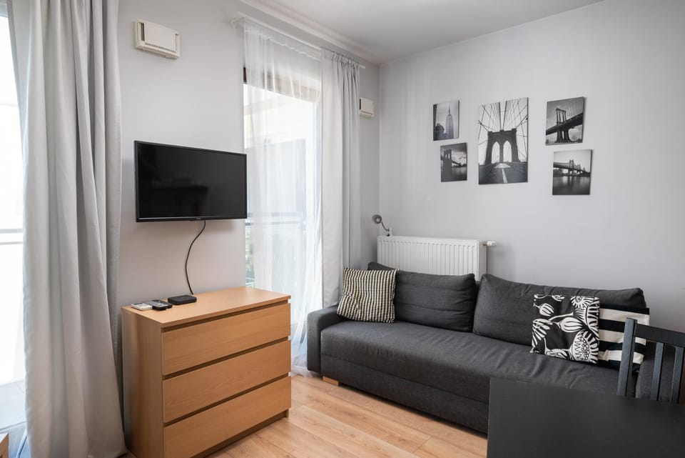 Communal lounge/ TV room, Bed, TV and multimedia, Living room, Photo of the whole room, Seating area, Evening entertainment, Bedroom, air conditioner