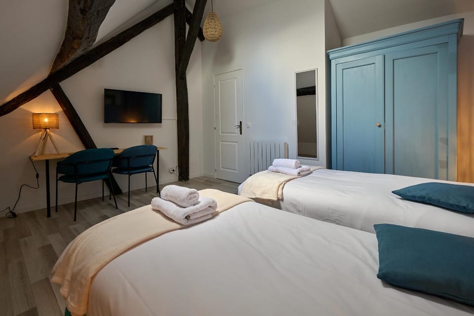 Bed, TV and multimedia, Photo of the whole room, Bedroom, towels, wardrobe