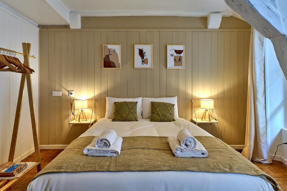 Bed, Photo of the whole room, Bedroom, towels