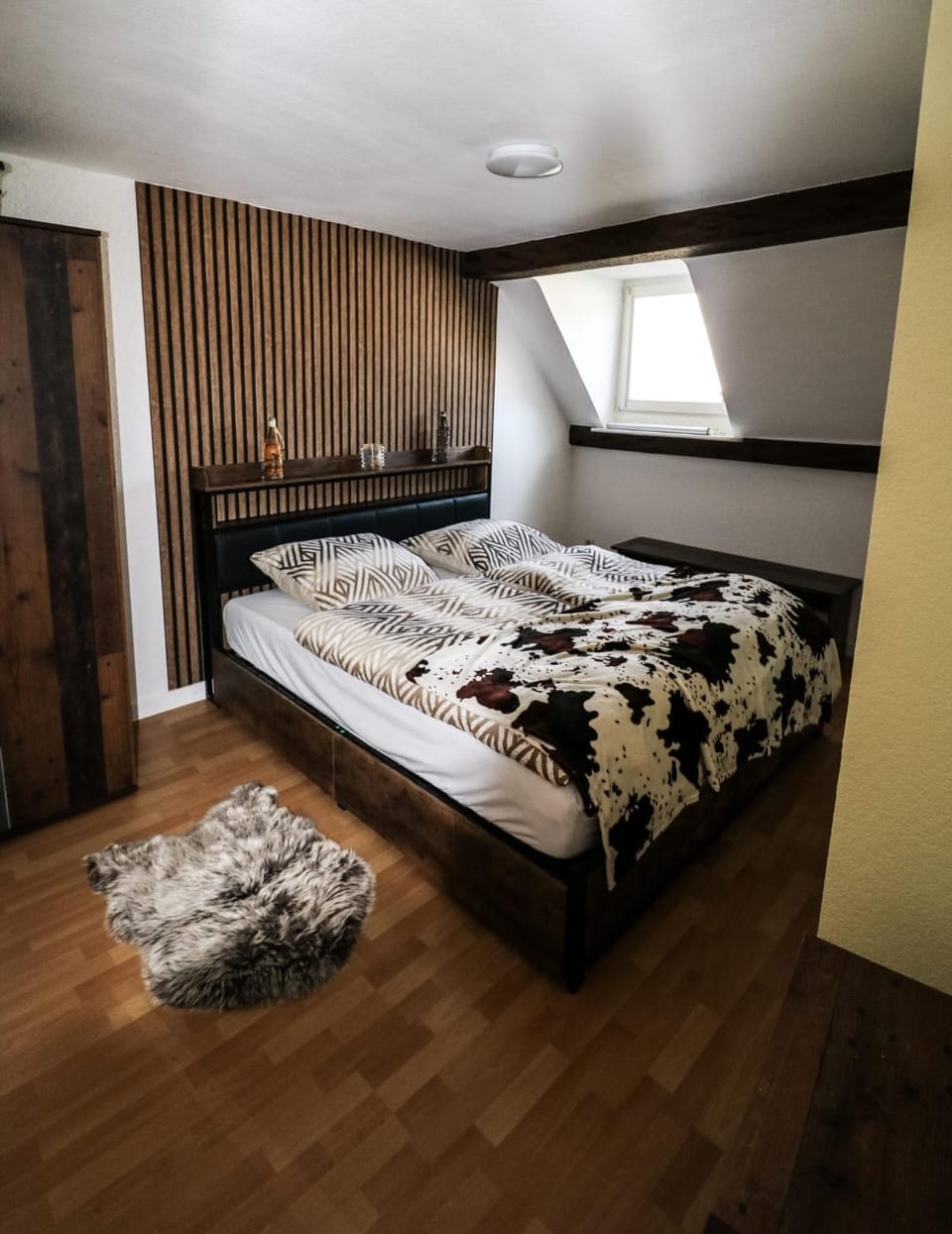 Bed, Photo of the whole room, Bedroom