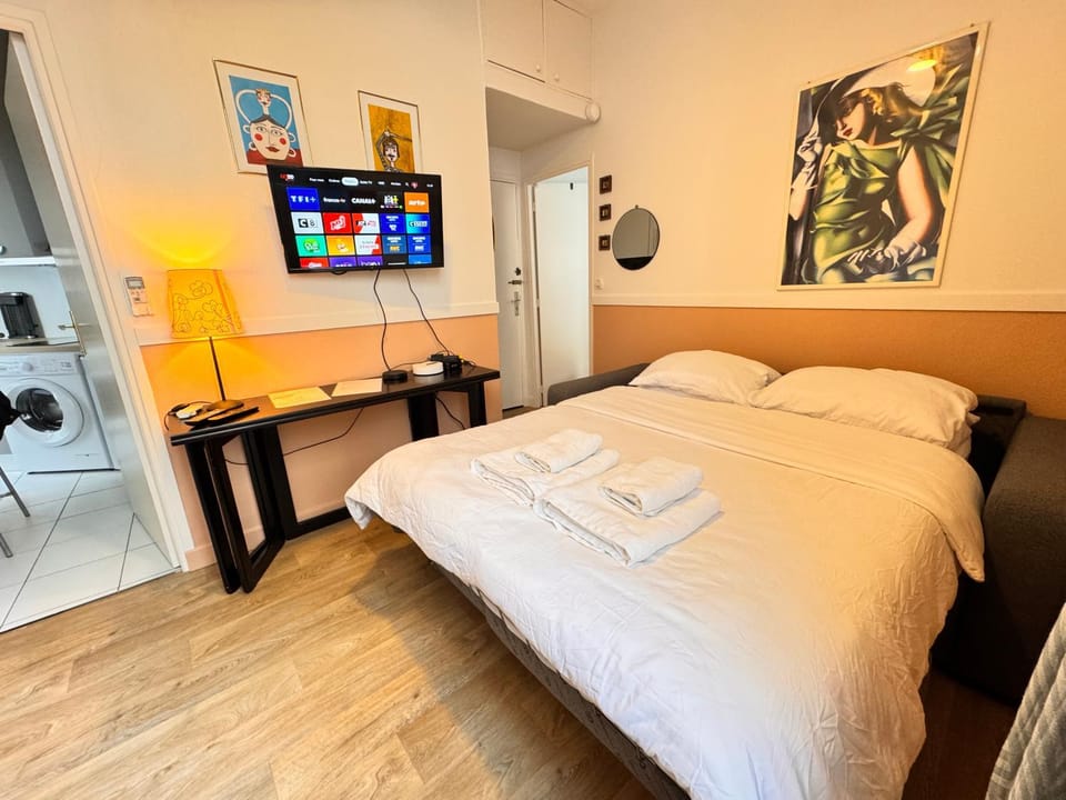 Bed, TV and multimedia, Living room