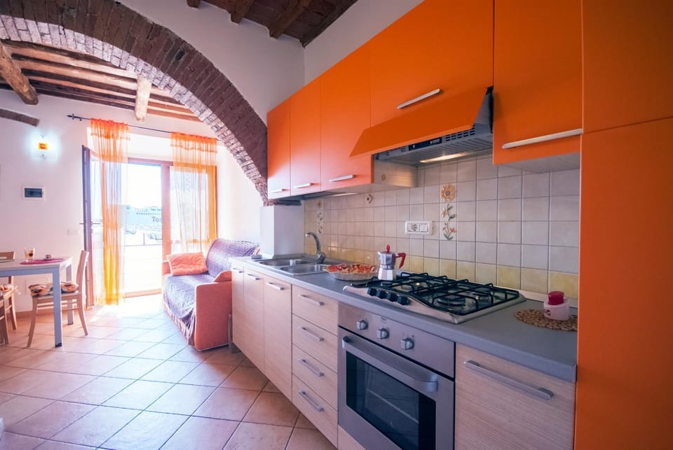 Coffee/tea facilities, Kitchen or kitchenette, Dining area, stove