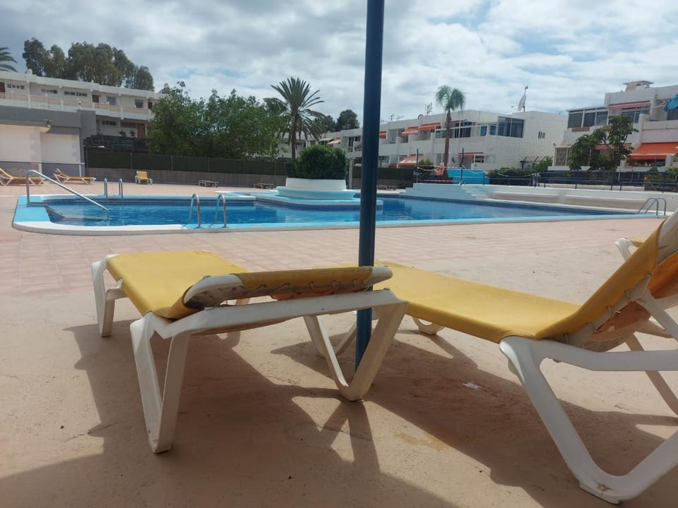 Swimming pool, sunbed
