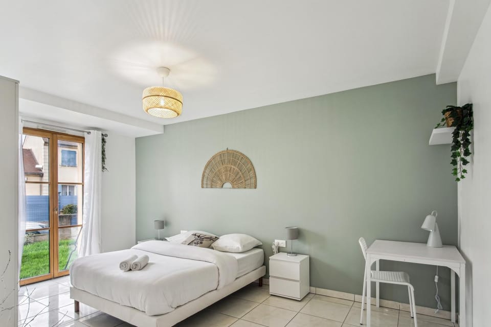 Bed, Photo of the whole room, Bedroom, towels