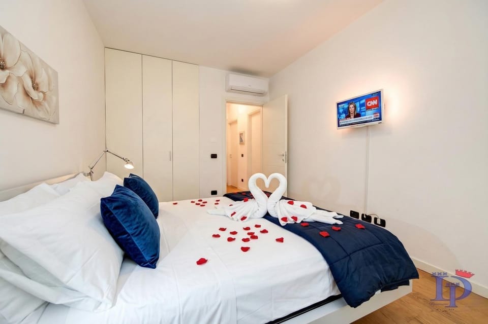 Bed, Photo of the whole room, Bedroom, towels, wardrobe, air conditioner