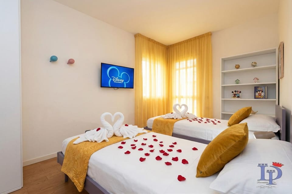 Bed, TV and multimedia, Photo of the whole room, Bedroom, towels