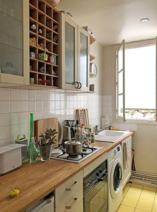 Coffee/tea facilities, Kitchen or kitchenette, oven, stove, toaster, washing machine, dryer