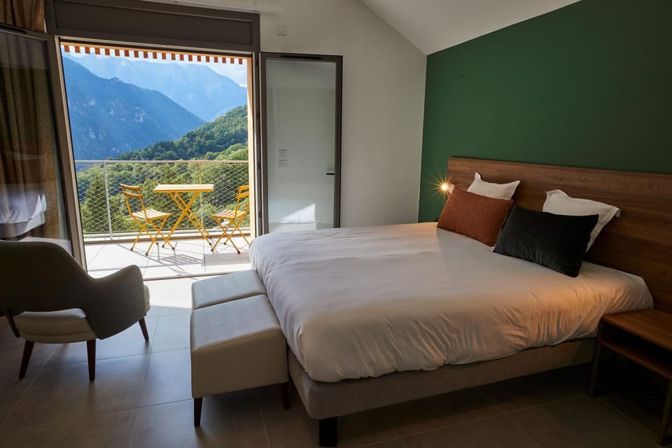 Bed, Photo of the whole room, Mountain view