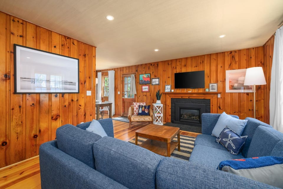 Chic Coastal Cottage Near Beach House in Dennis Port