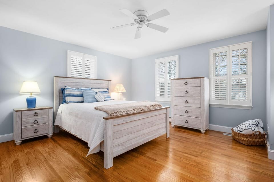 Sandy Spot: Walk to Beach, Sleeps 10 House in Harwich