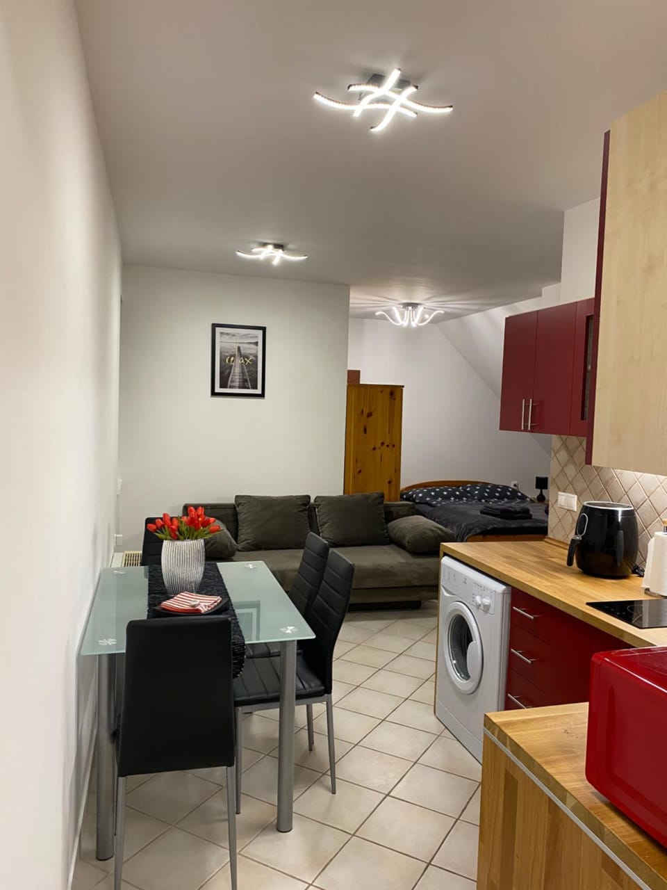 Kitchen or kitchenette, Seating area, stove