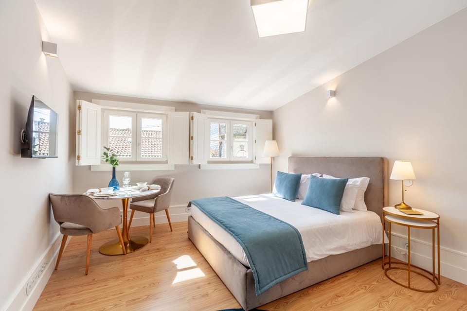 Bed, TV and multimedia, Living room, Photo of the whole room, Seating area, Bedroom
