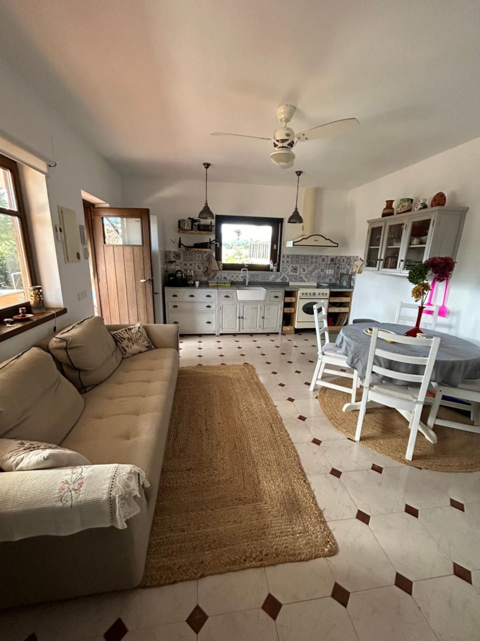 Kitchen or kitchenette, Dining area, fireplace