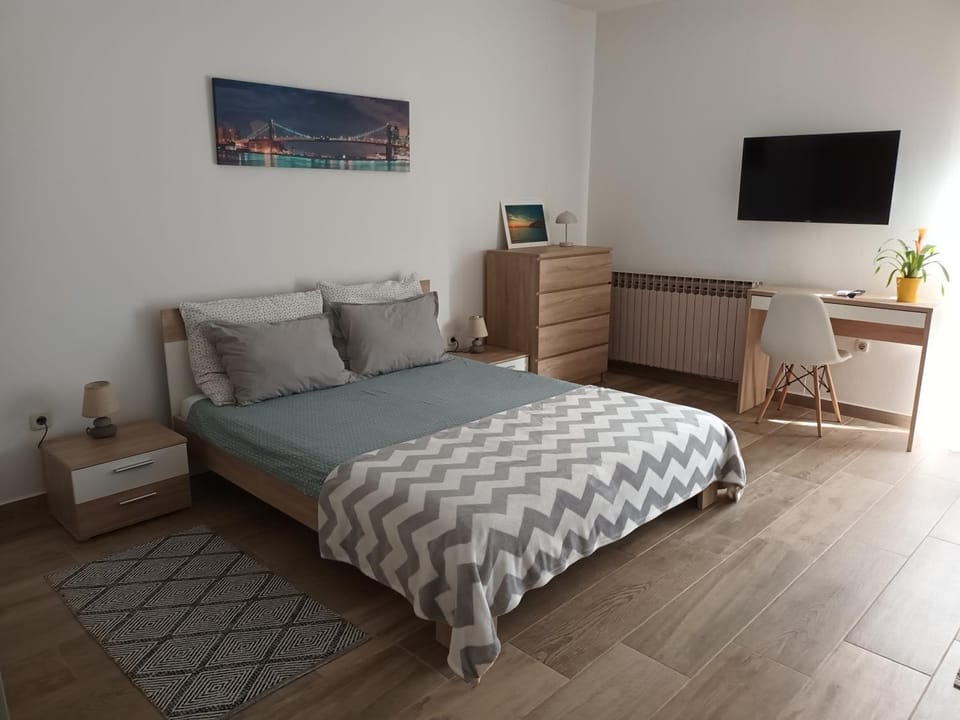 Communal lounge/ TV room, Bed, Bedroom
