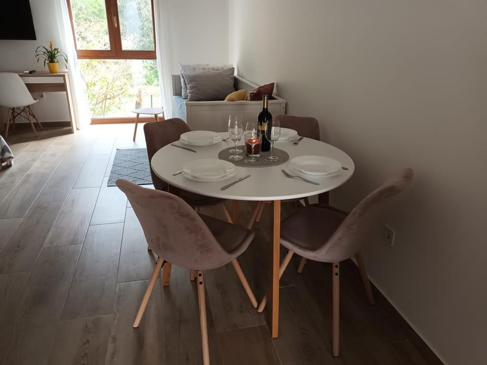 Seating area, Dining area