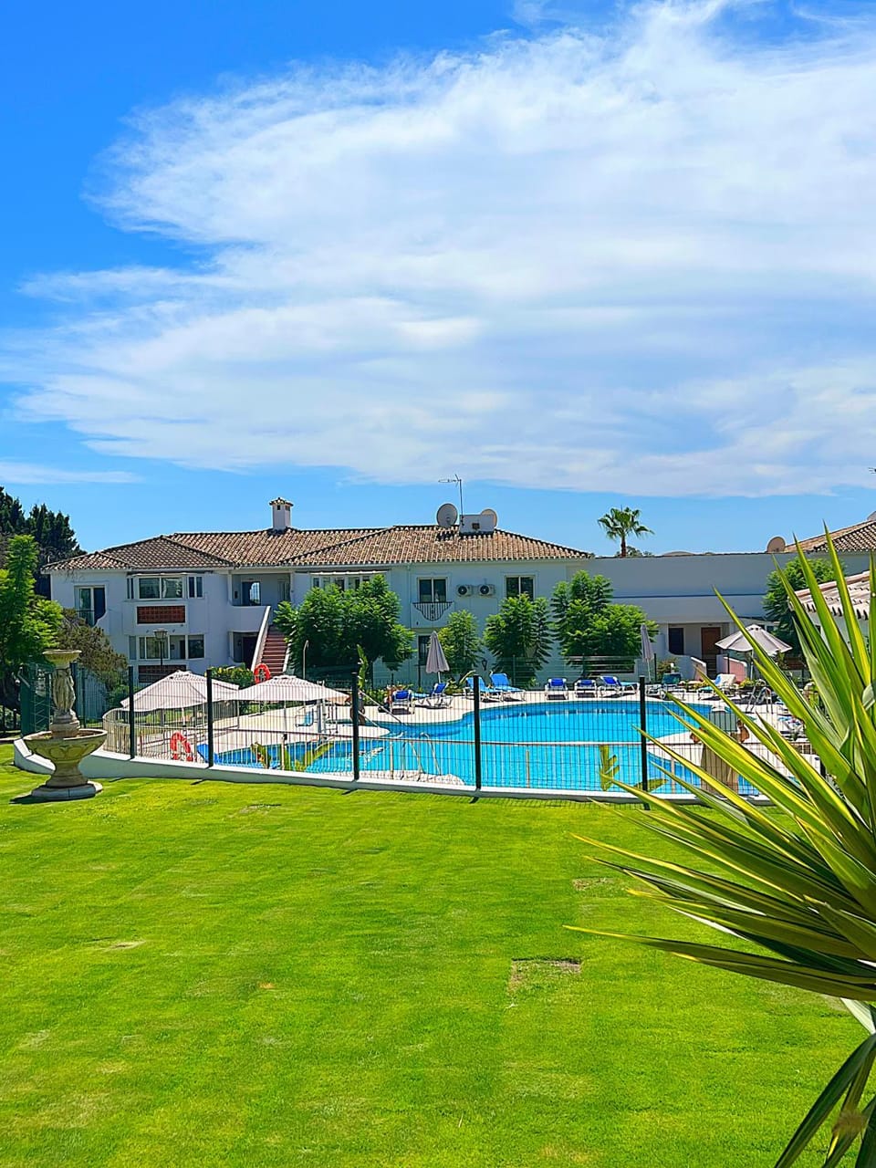 Property building, Day, Natural landscape, Garden, Swimming pool, sunbed