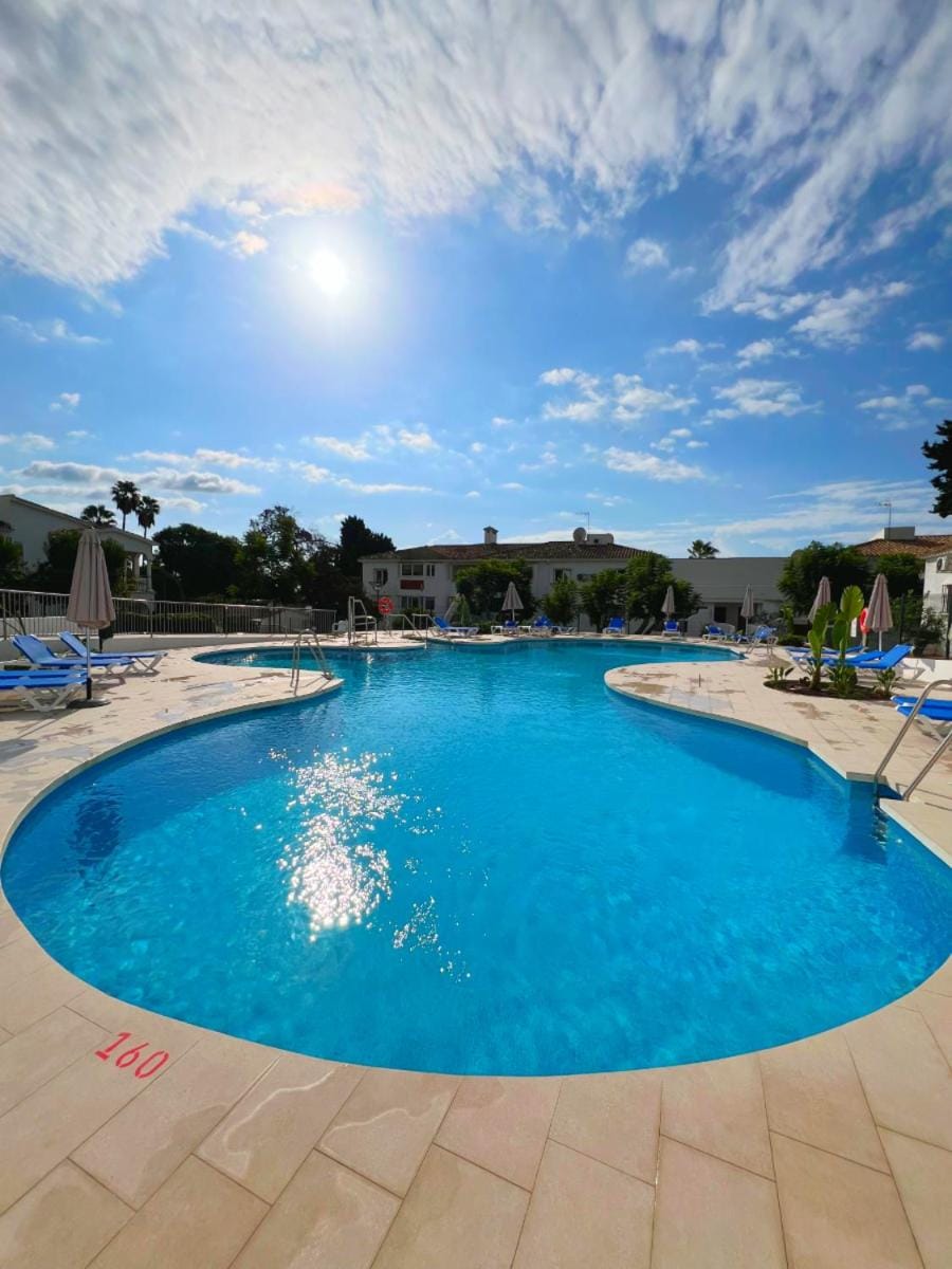 Day, Pool view, Swimming pool, sunbed