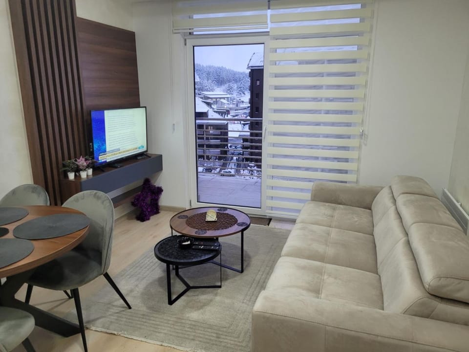 Natural landscape, TV and multimedia, Living room, Seating area, Mountain view