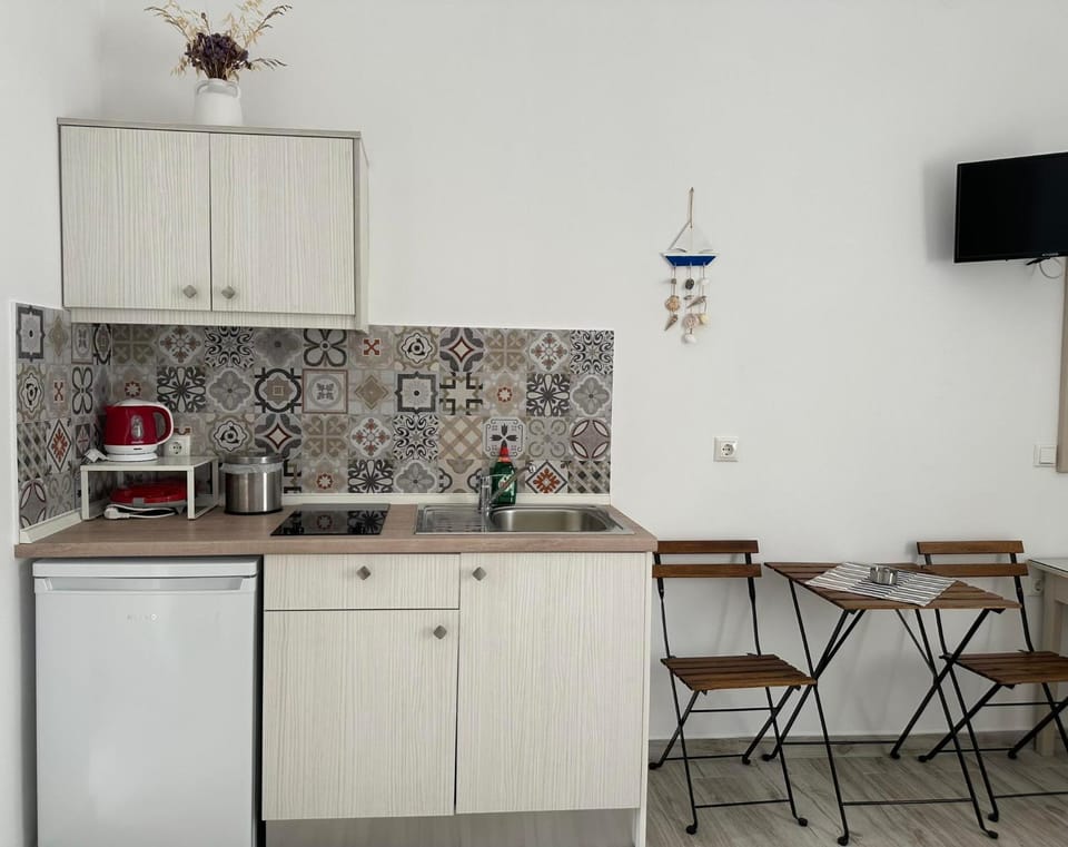 TV and multimedia, Coffee/tea facilities, Kitchen or kitchenette, Dining area, furniture, stove, kitchen