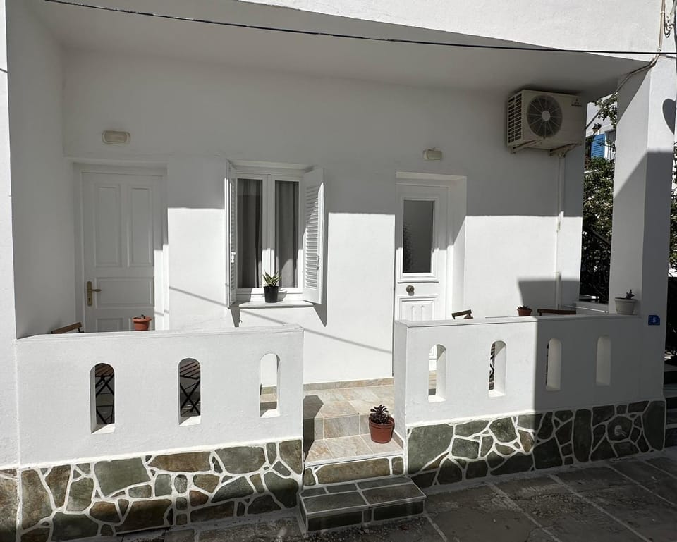 Property building, Facade/entrance, Day, Neighbourhood, Balcony/Terrace, Time of day