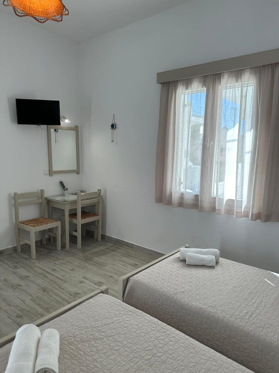 Bed, TV and multimedia, Photo of the whole room, Dining area, Bedroom, furniture, towels