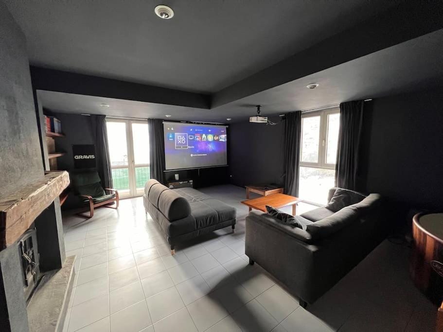 Communal lounge/ TV room, TV and multimedia, Living room, Seating area, Evening entertainment