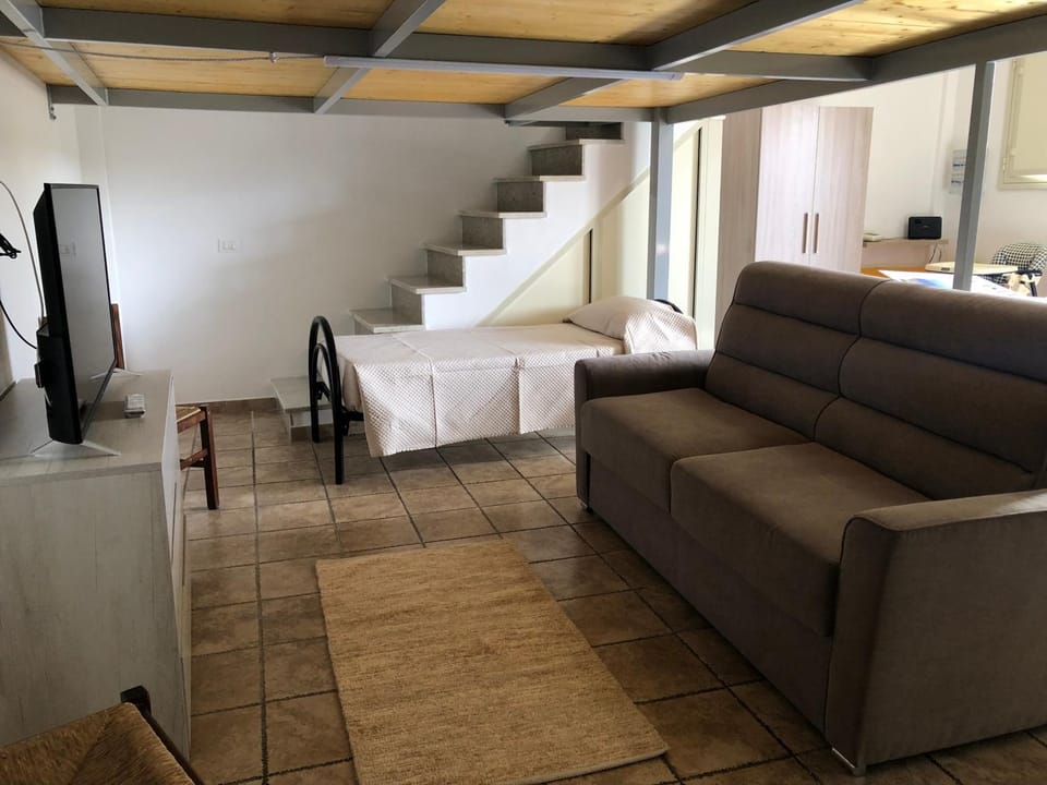 Communal lounge/ TV room, Bed, Living room
