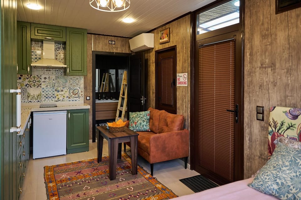 Kitchen or kitchenette, Seating area, Dining area, air conditioner