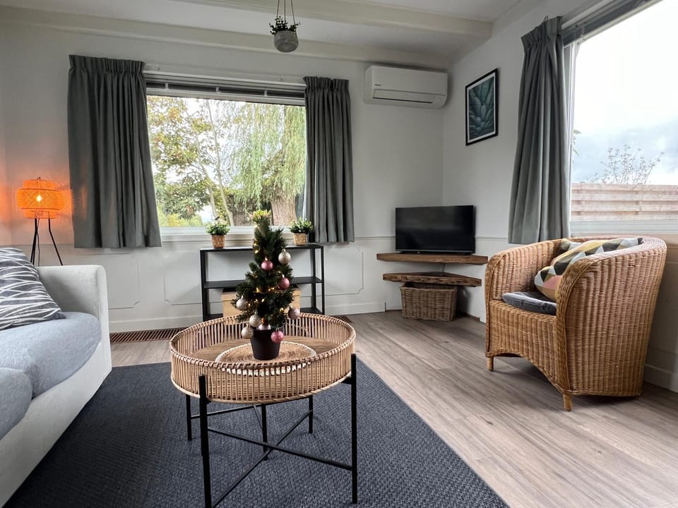 New- Private Cosy Houseboat, on a lake near Amsterdam Chalet in South Holland (province)