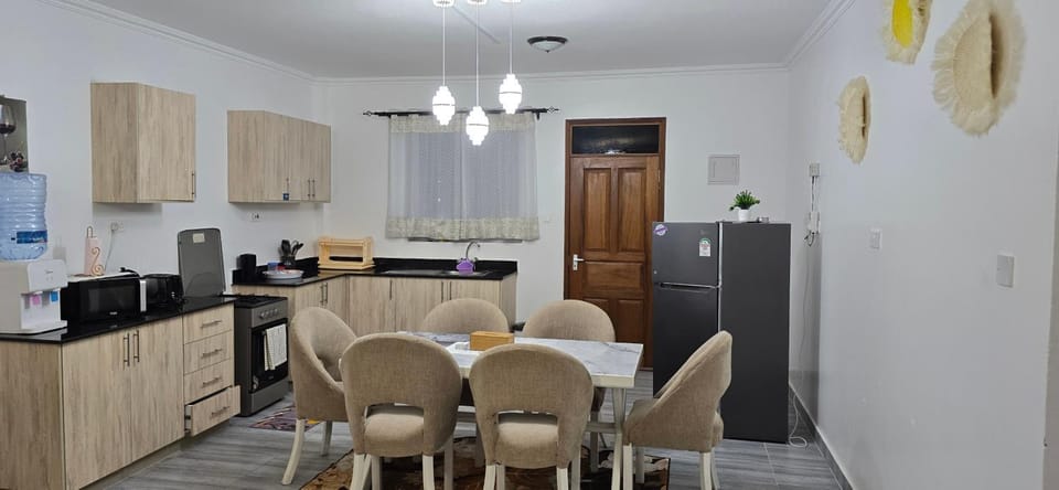 Dining area, kitchen